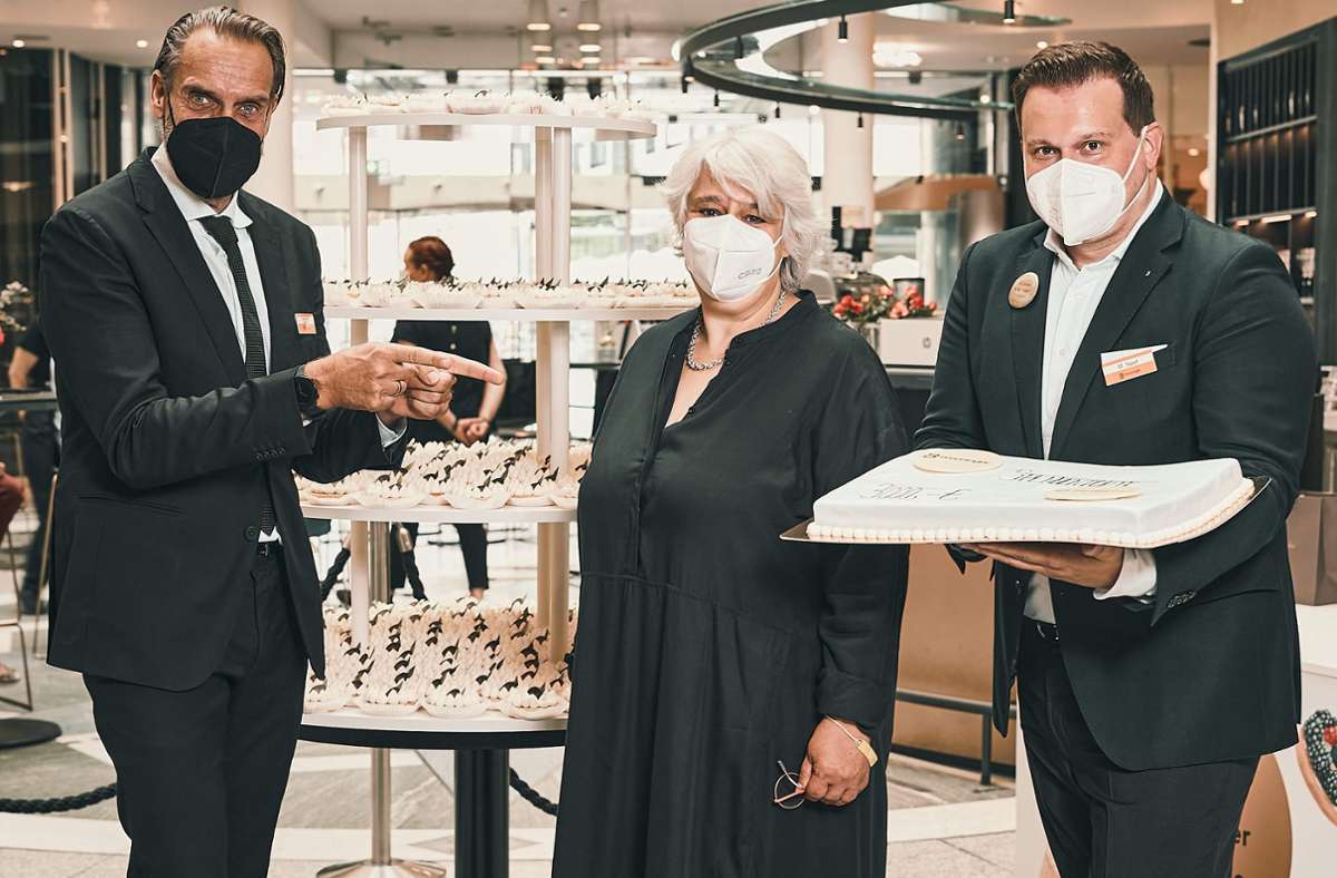 Breuninger an Bürgerstiftung Stuttgart: Modehaus spendet Geld und Torte für den guten Zweck