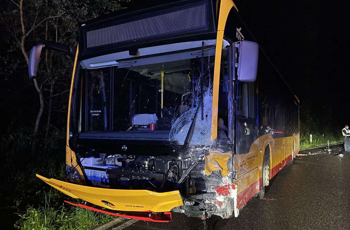 Unfall in Karlsruhe: 26-jähriger Autofahrer stirbt bei Kollision mit Linienbus