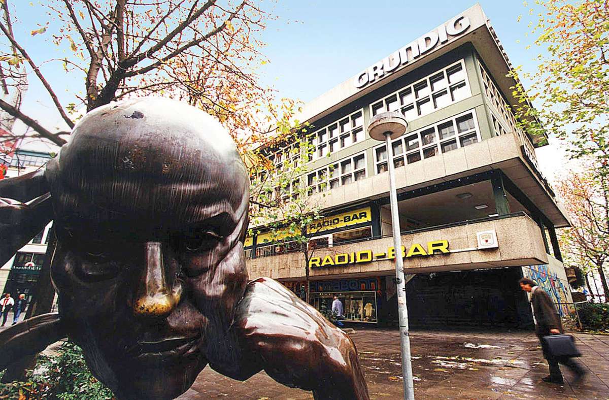 1996 verschwanden zwei Buchstaben an der Fassade beim Denker: Aus Radio-Barth wurde  am Rotebühlplatz  die Radio-Bar. Foto: Archiv/Lahoti_Krishna