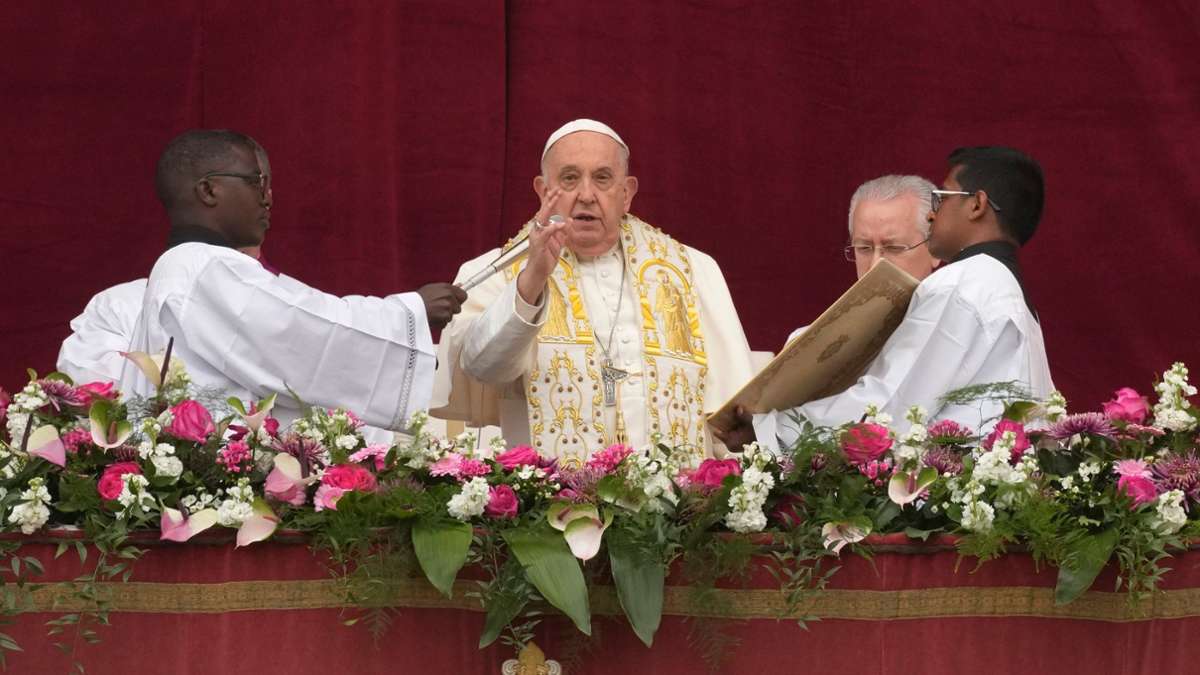 Papst Franziskus erteilt den Segen Urbi et Orbi von der zentralen Loge des Petersdoms.