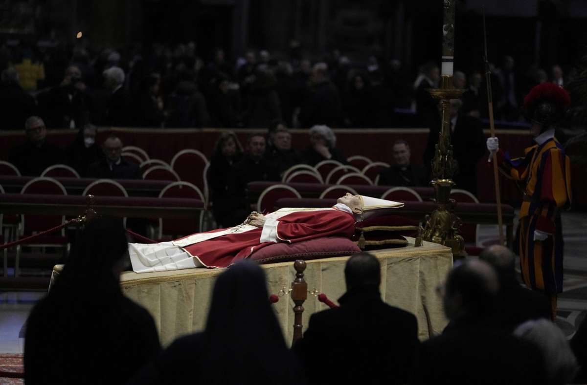 Der Leichnam des emeritierten Papst Benedikt XVI. ist derzeit noch im Petersdom im Vatikan aufgebahrt. Foto: dpa/Alessandra Tarantino