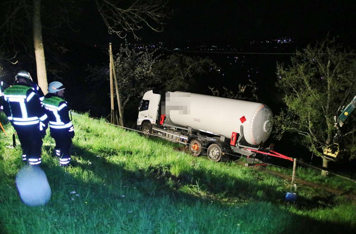 Unfall in Remshalden-Grunbach: Gefahrgut-Lkw in Graben gerutscht und geborgen