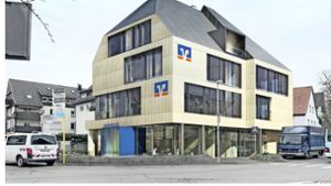 Modernes Bankgebäude im Ortskern