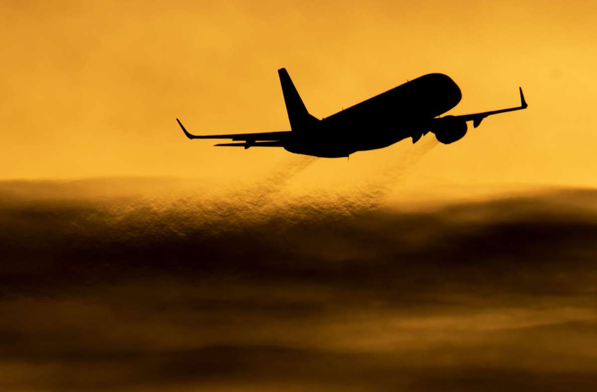 Flugverkehr in der Corona-Krise: Passagierzahlen nur halb so hoch wie im Vorjahr
