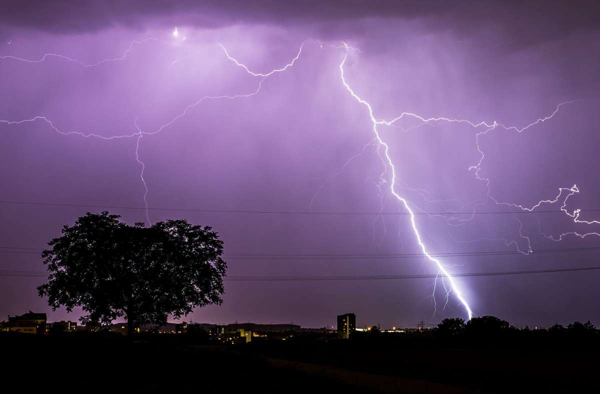 Im Laufe des Freitags erwarten die Meteorologen teils schwere Gewitter (Symbolbild). Foto: dpa/Christoph Schmidt