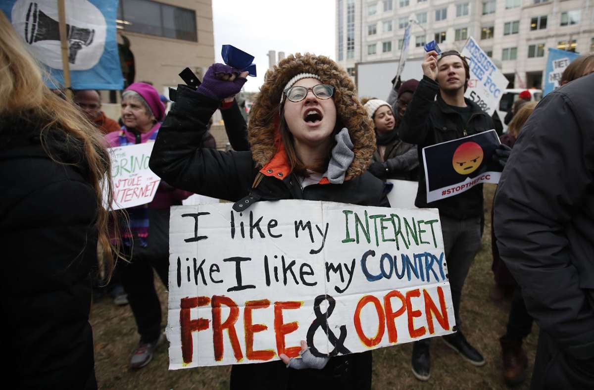 Für ein freies Internet gehen Menschen auf die Straße  – hier in den USA 2017. Foto: dpa/Carolyn Kaster