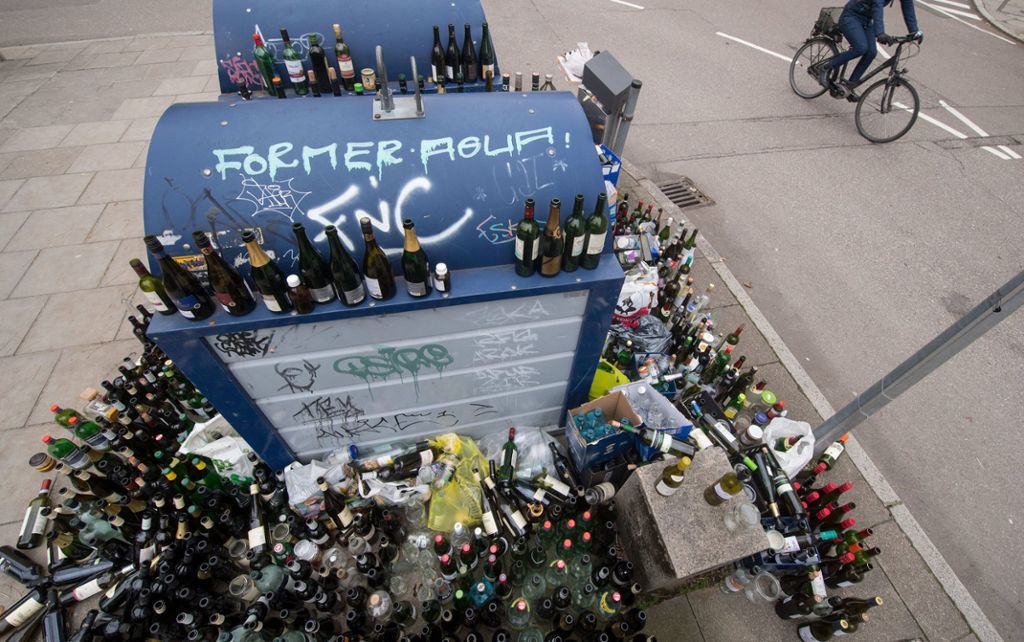 Leere Flaschen häufen sich auf Gehwegen: Unmut über volle Altglascontainer in Stuttgart