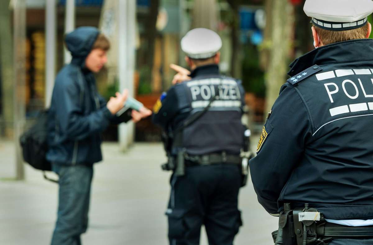 Die Polizei weist am Mittwoch Fußgänger auf die Maskenpflicht im Stuttgarter Cityring hin. Foto: Lichtgut/Leif Piechowski
