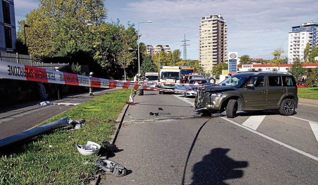 STUTTGART:  64-Jähriger verliert in Schozacher Straße Kontrolle über seinen Auto - Baby auf dem Rücksitz: Betrunken gegen Laternenmast gerast