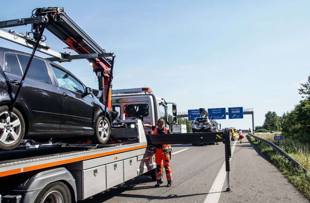 Bei einem Unfall am Autobahnkreuz Stuttgart auf der A81 sind fünf Menschen verletzt worden.