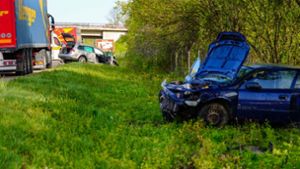 A8 bei Gruibingen im Kreis Göppingen: Mann wird auf Autobahn von Laster überrollt – Vollsperrung