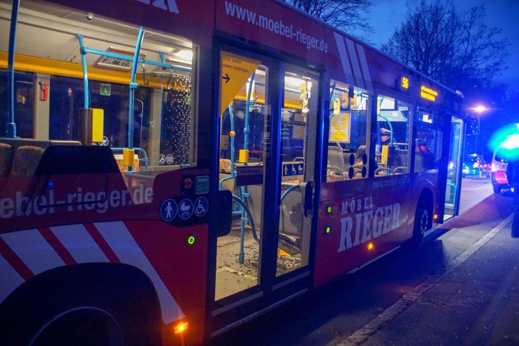 10.12.18: Busunfall in Bad Cannstatt. Da ein Kind unachtsam über die Straße lief, musste ein Bus stark abbremsen. Dabei wurden fünf Fahrgäste verletzt.