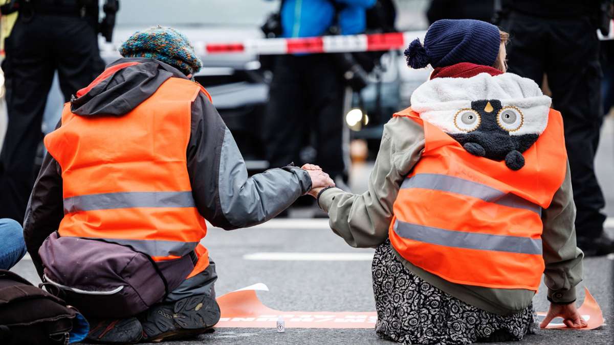 Klimakleber in München: Polizei klagt über Zeitdiebstahl