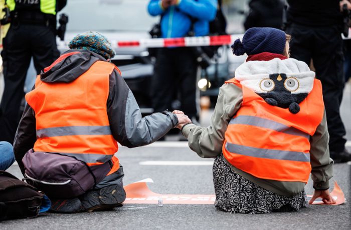 Klimakleber in München: Polizei klagt über Zeitdiebstahl