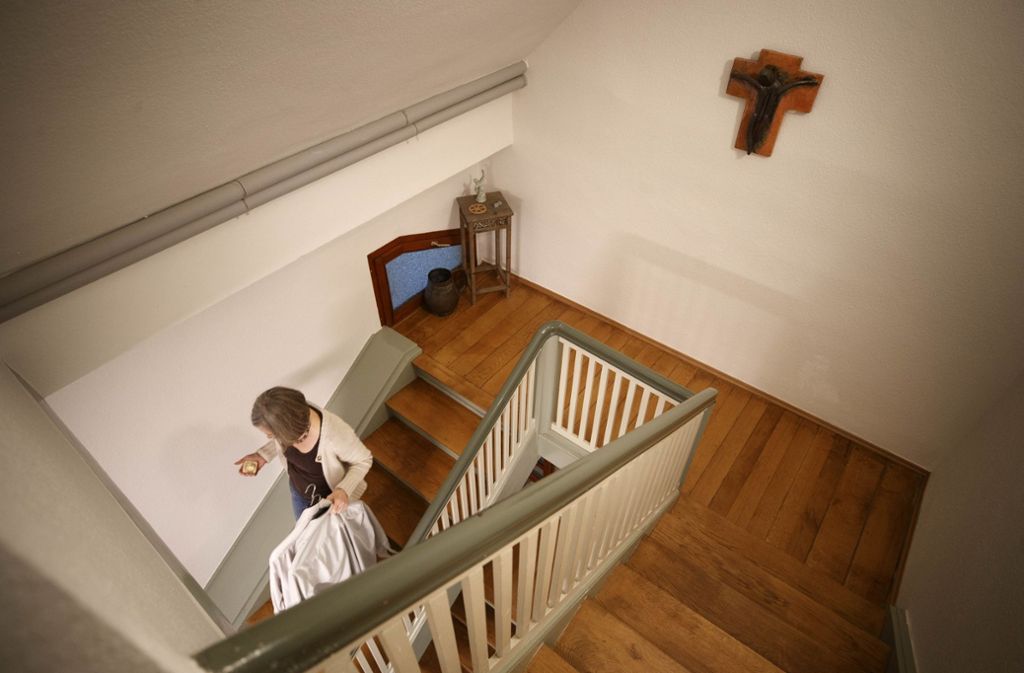 Der Arbeitsplatz ist wenige Stufen entfernt. Über die Treppe geht es aus der Mansarde in die Pfarrerswohnung.