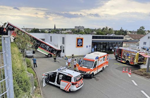 In die Tiefe gestürzt ist ein Linienbus beim Aldi in Herrenberg; der Fahrer wurde mit dem Rettungshubschrauber in eine Klinik geflogen.  Foto: SDMG/Schulz Foto:  