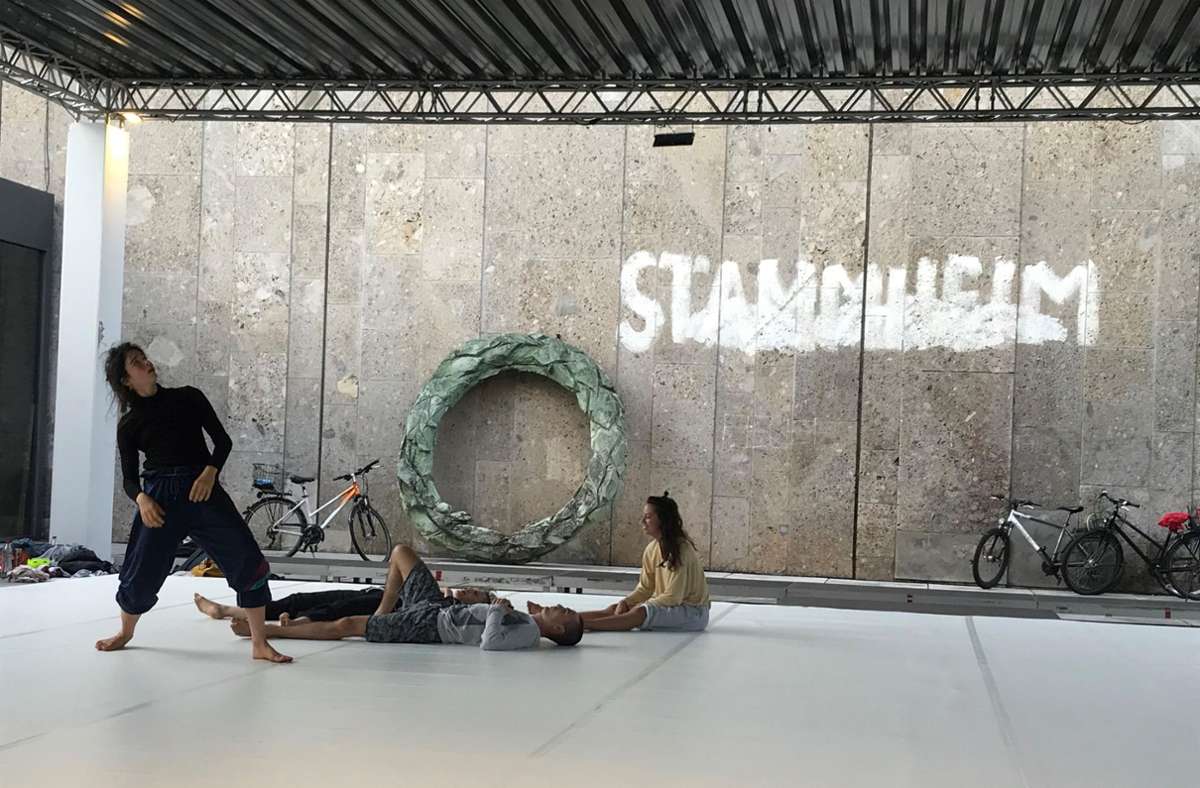 Im Hof des Kunstgebäudes wird getanzt: Smadar Goshen und ihr Team proben für „Hoomans“