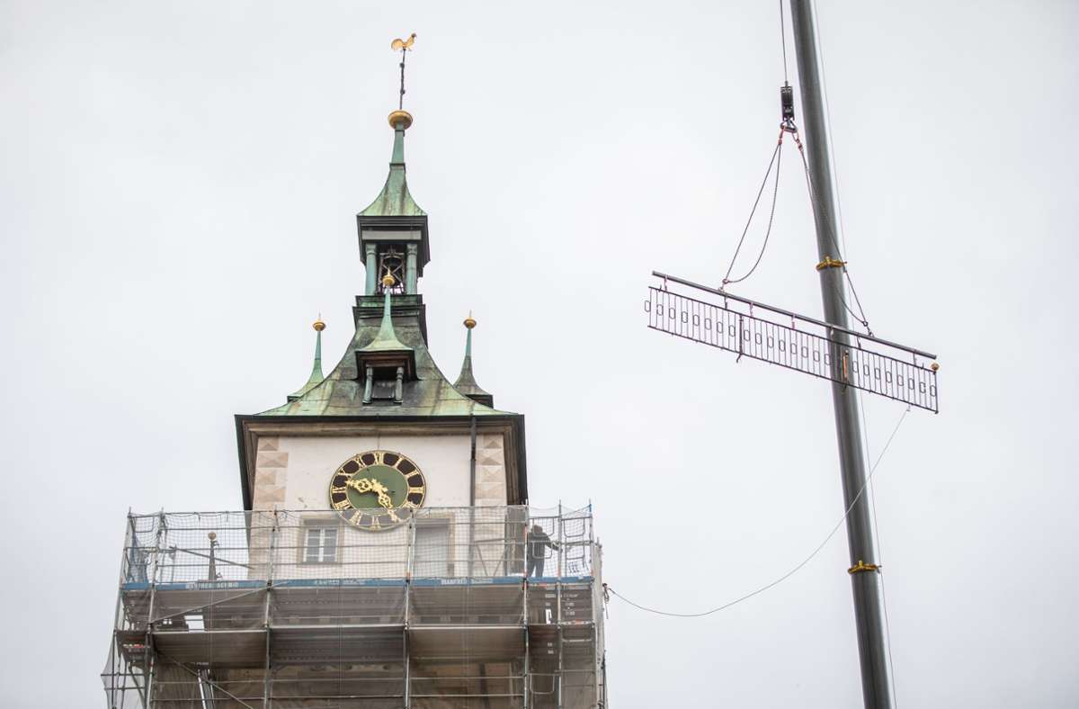 Sanierung der Cannstatter Stadtkirche: Kirchturmgeländer auf 35 Metern Höhe am Haken