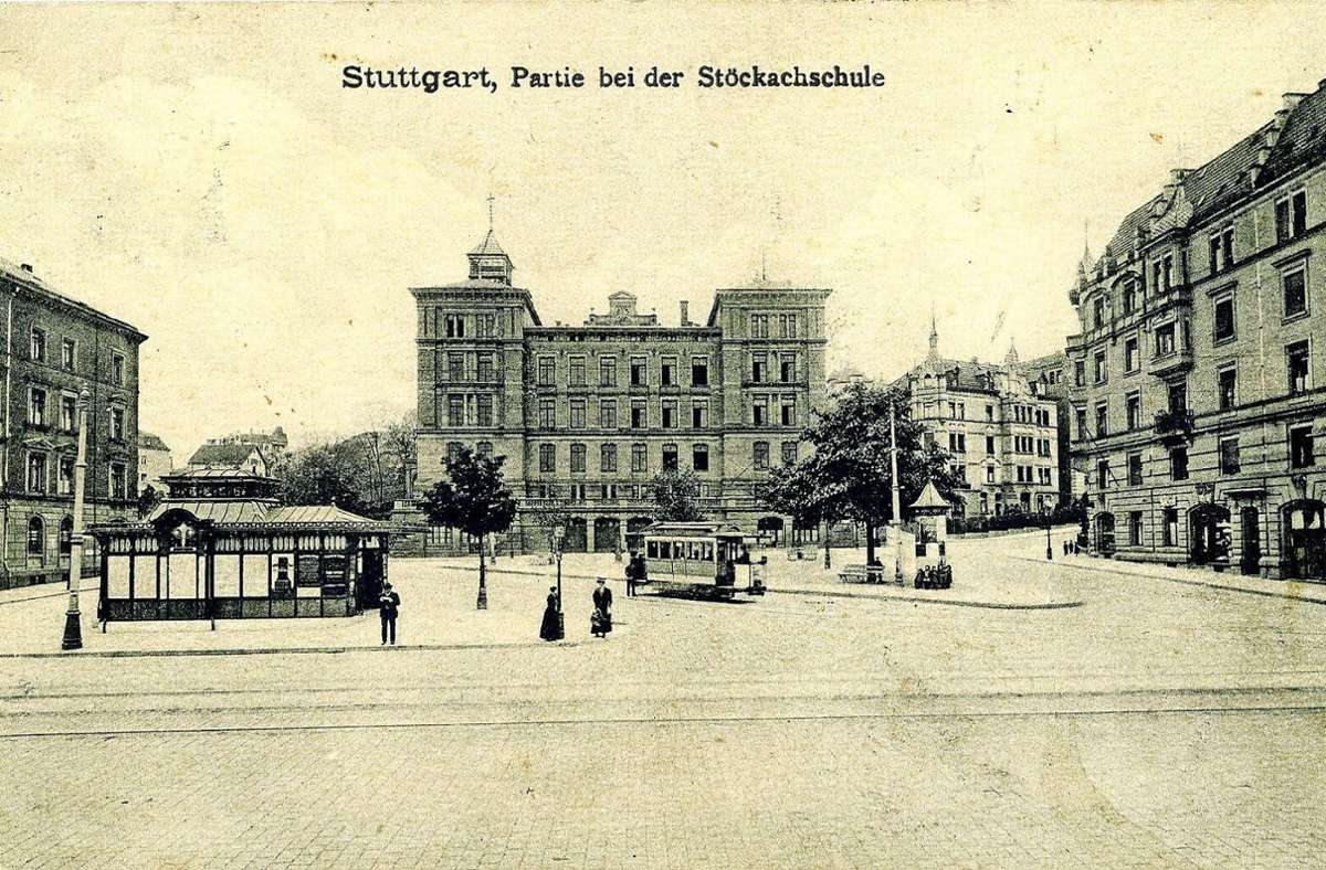 Der Stöckachplatz  mit der Stöckachschule um 1900. Im Vordergrund verläuft die Neckarstraße und links hinten die Hackstraße, in der die Straßenbahn fährt. Foto:  