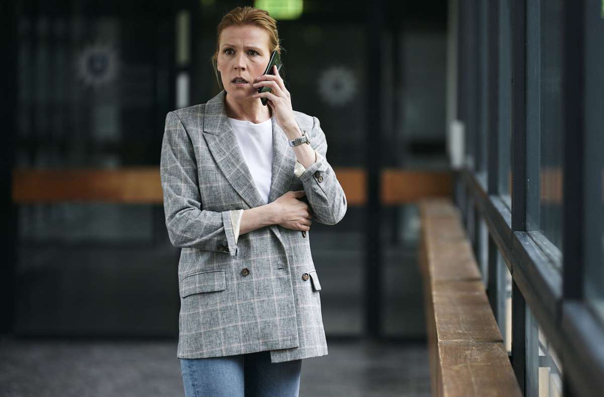 Julia Grosz (Franziska Weisz) erhält einen Hilferuf ihrer einstigen großen Liebe. Am Telefon hört sie, dass ihr jemand offenbar Gewalt antut.