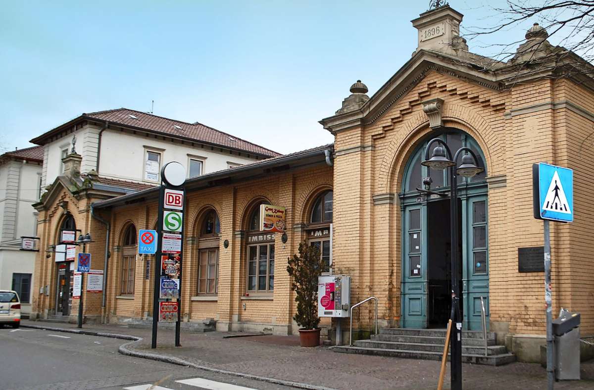 Der Untertürkheimer Bahnhof ist keine Visitenkarte für den Stadtbezirk. Die Stadt will ihn erwerben. Foto: Mathias Kuhn/Mathias Kuhn