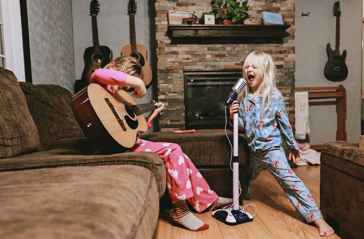 Kinder singen meist völlig frei und unbeschwert, ein Leistungsgedanke kommt oft erst durch die Eltern dazu. Das ist nicht gerade hilfreich, sagt ein Experte. Foto: imago images/Cavan Images