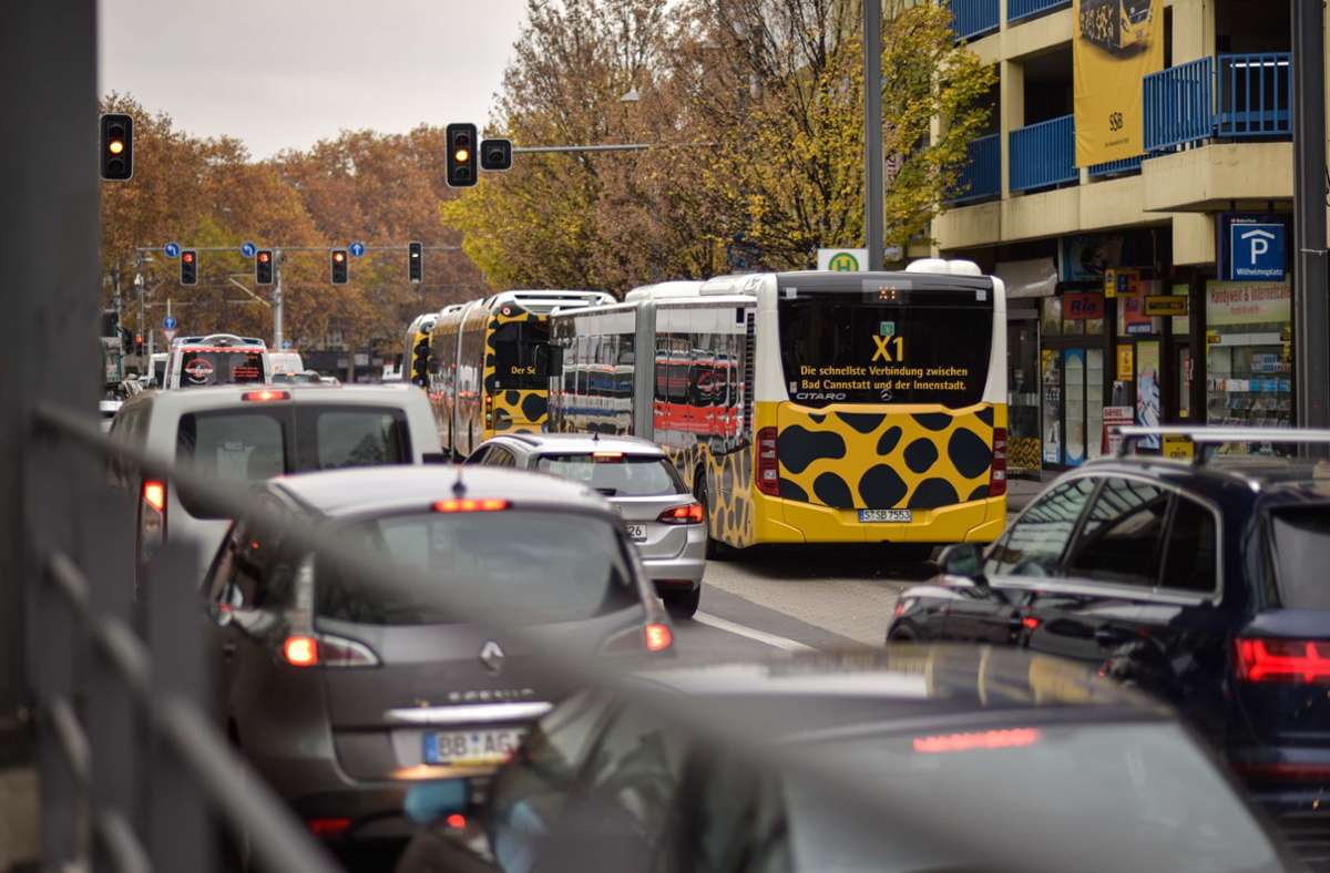 Weniger Fahrten des X-1-Bus  in Stuttgart: Stadt tritt  beim Express-Bus auf die Bremse