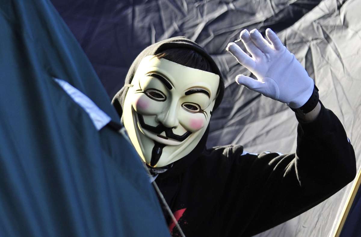 Der Täter soll eine ähnliche Maske getragen haben (Symbolbild). Foto: dpa//Marc Tirl