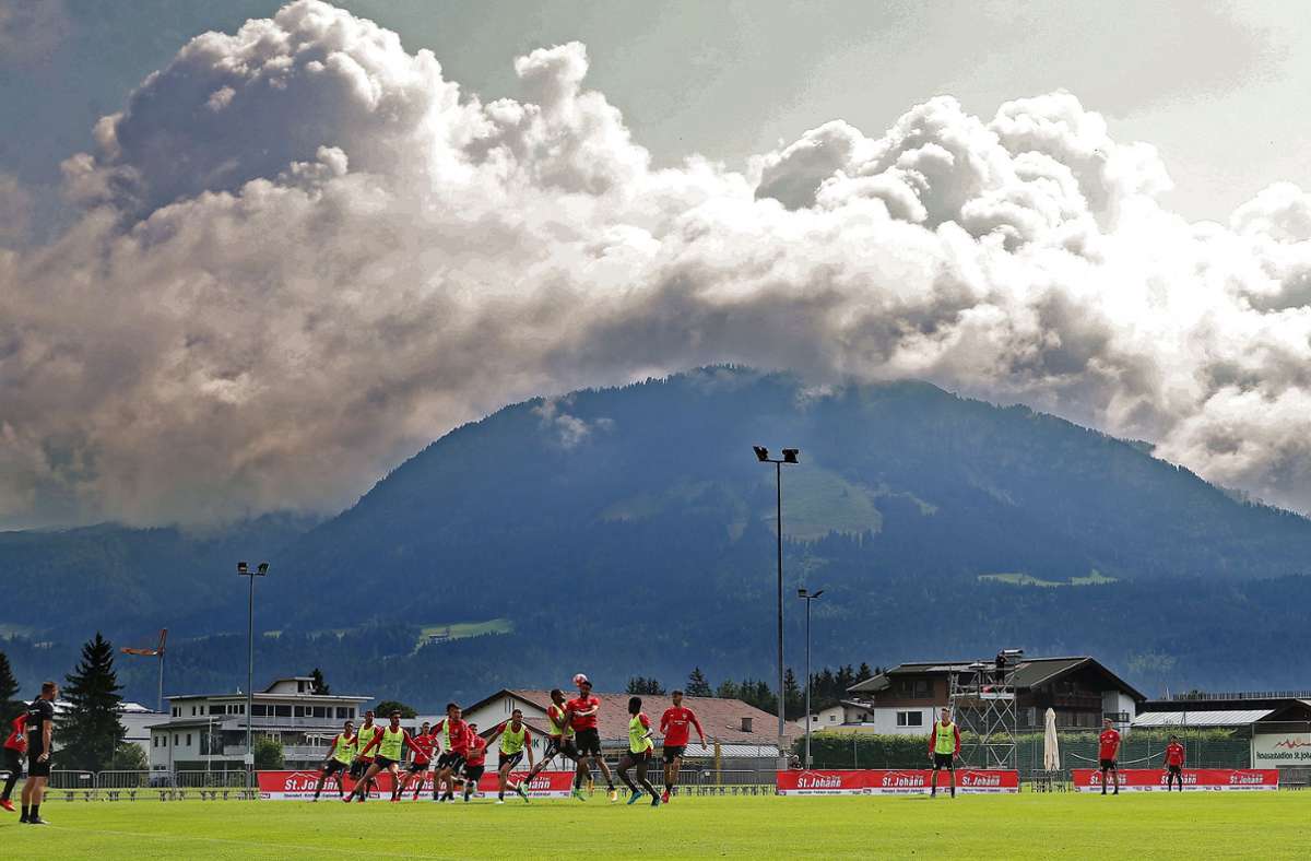 Trainingslager-Impressionen vor Alpenkulisse: Der VfB Stuttgart im vergangenen Jahr in Kitzbühel. In unserer Bildergalerie zeigen wir, wohin es die Clubs der Bundesliga in diesem Jahr zieht. Foto: Baumann