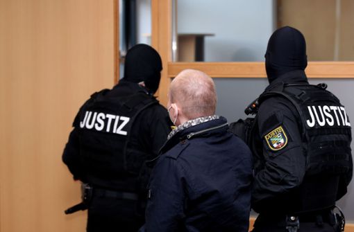 Der Attentäter von Halle wird in den Gerichtssaal geführt. Foto: AFP/Ronny Hartmann