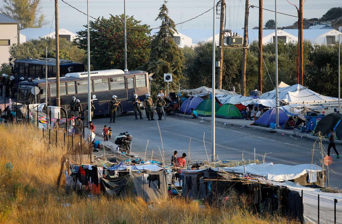 Nach Brand in  Moria: Polizei bringt Flüchtlinge in neues Zeltlager auf Lesbos