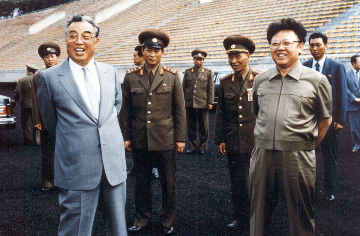 Ortsbesuch: Kim Il-sung (links) und sein Sohn und Nachfolger  Kim Jong-il 1992 im Stadion von Pjöngjang Foto: AFP/KCNA