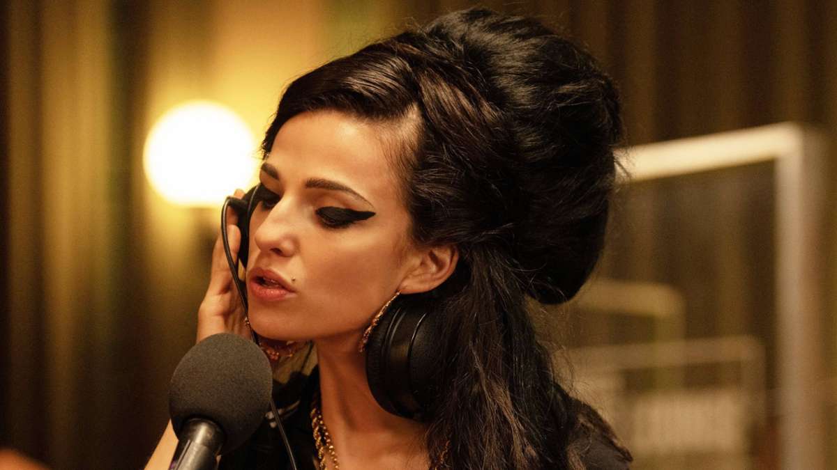 Amy Winehouse (Marisa Abela) stach auch optisch heraus: mit Bienenkorbfrisur und tiefschwarzem Lidstrich.