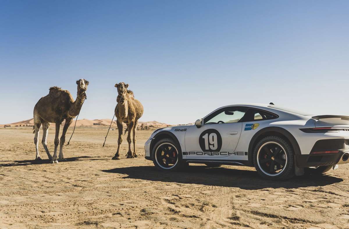 Gelassenheit trifft auf Geschwindigkeit: Der Porsche 911 Dakar soll an den ersten Gesamtsieg von Porsche bei der Rallye Paris–Dakar 1984 erinnern.