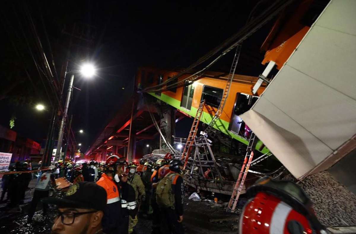 Rettungskräfte holten Passagiere zunächst mit einer Leiter aus den herabhängenden Waggons.