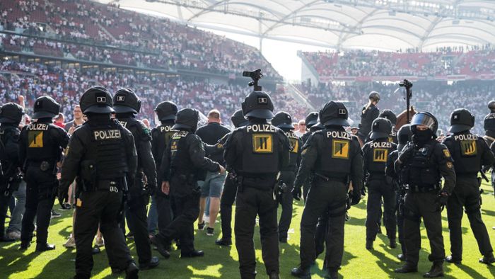 Platzsturm und Prügeleien: Polizei nimmt mehrere Fans fest