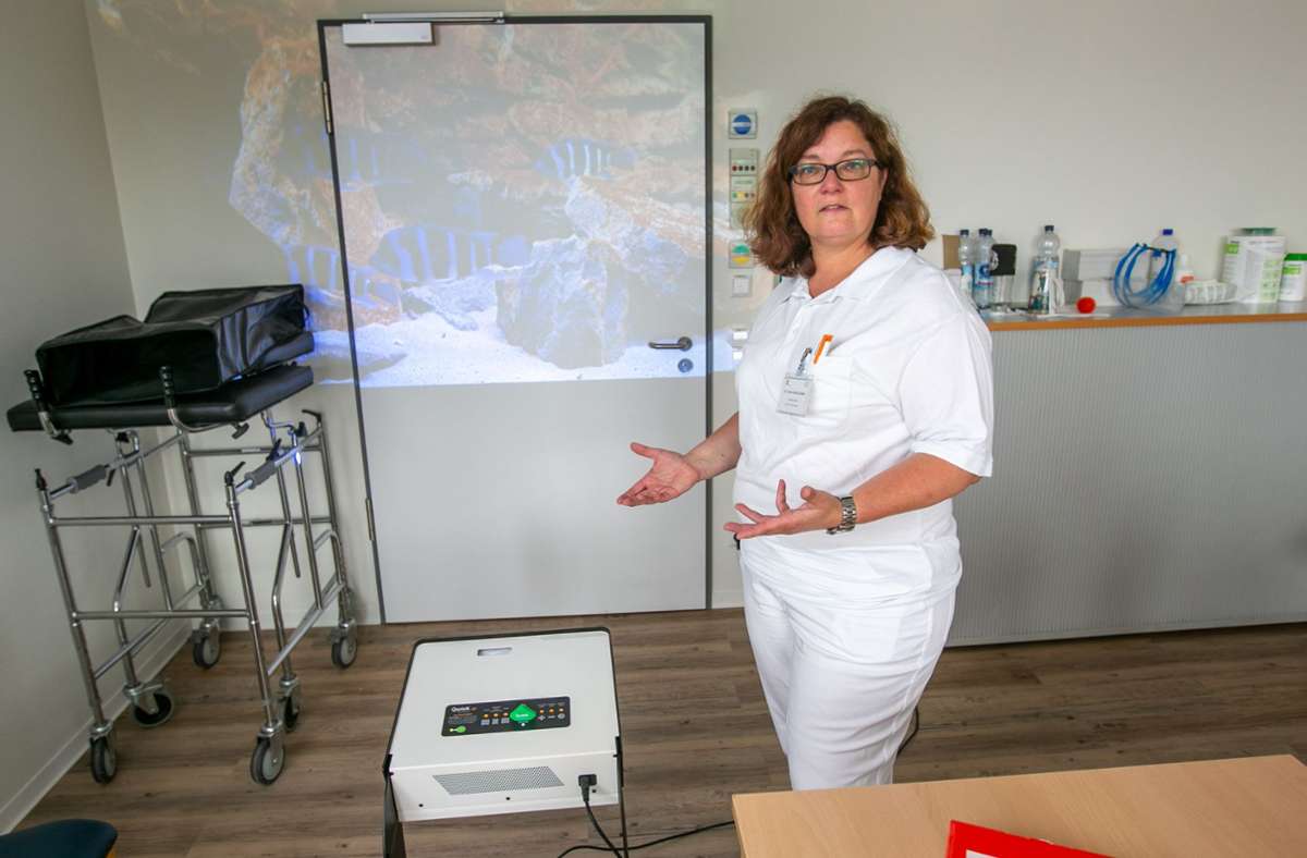 Mit dem Qwiek.up kann Ulrike Wortha-Weiß im Klinkum Esslingen auch dementen Patienten helfen, sich zu „erinnern“. Foto: Roberto Bulgrin/bulgrin