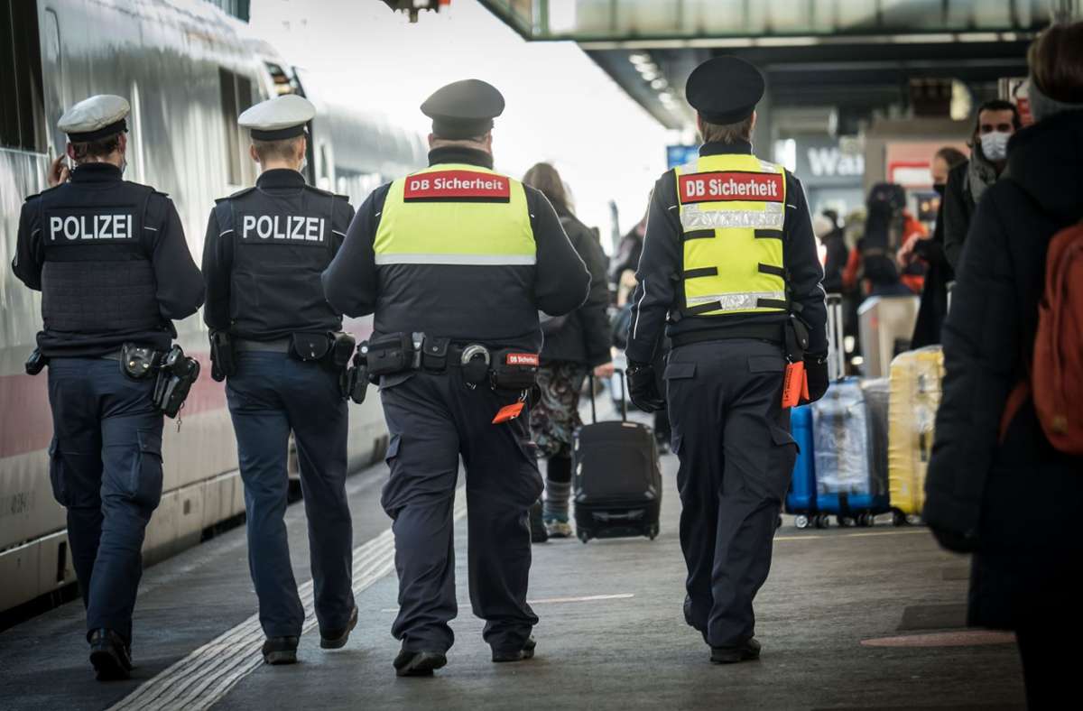 Bundespolizei und DB-Sicherheitsleute gehen gemeinsam auf Streife.