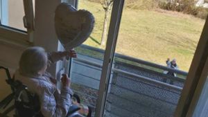 Herzzerreißend: Paar feiert 65. Hochzeitstag am Fenster