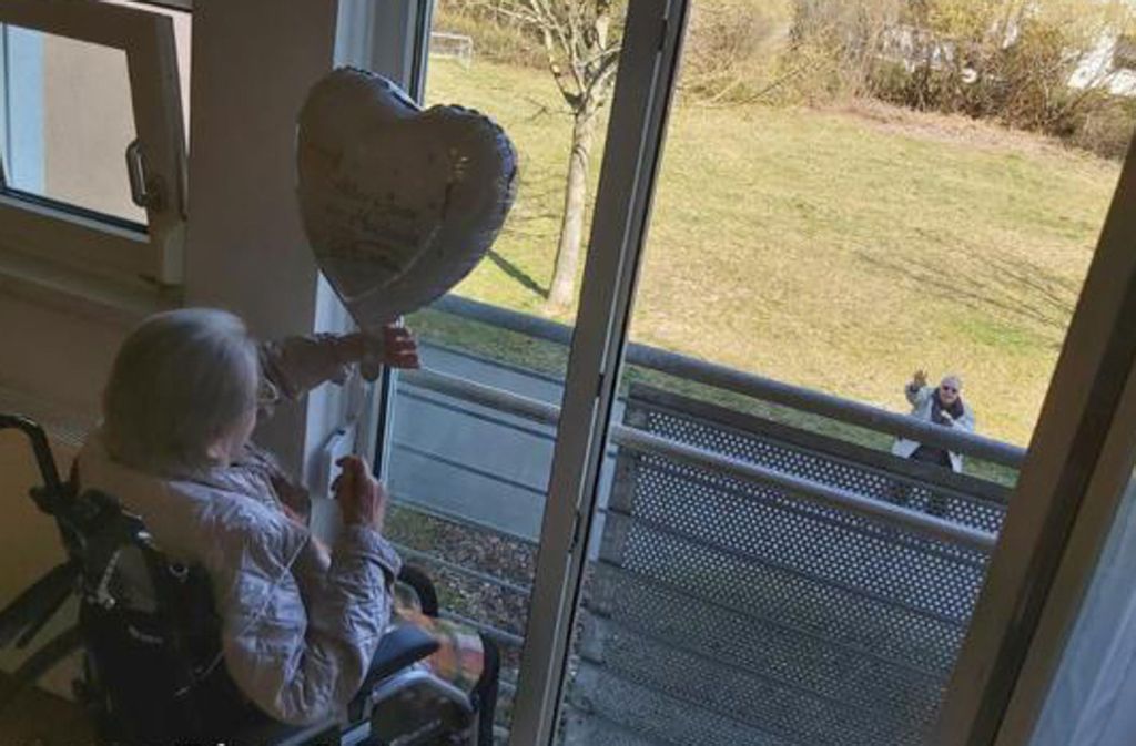 Coronavirus in Nürnberg: Herzzerreißend: Paar feiert 65. Hochzeitstag am Fenster