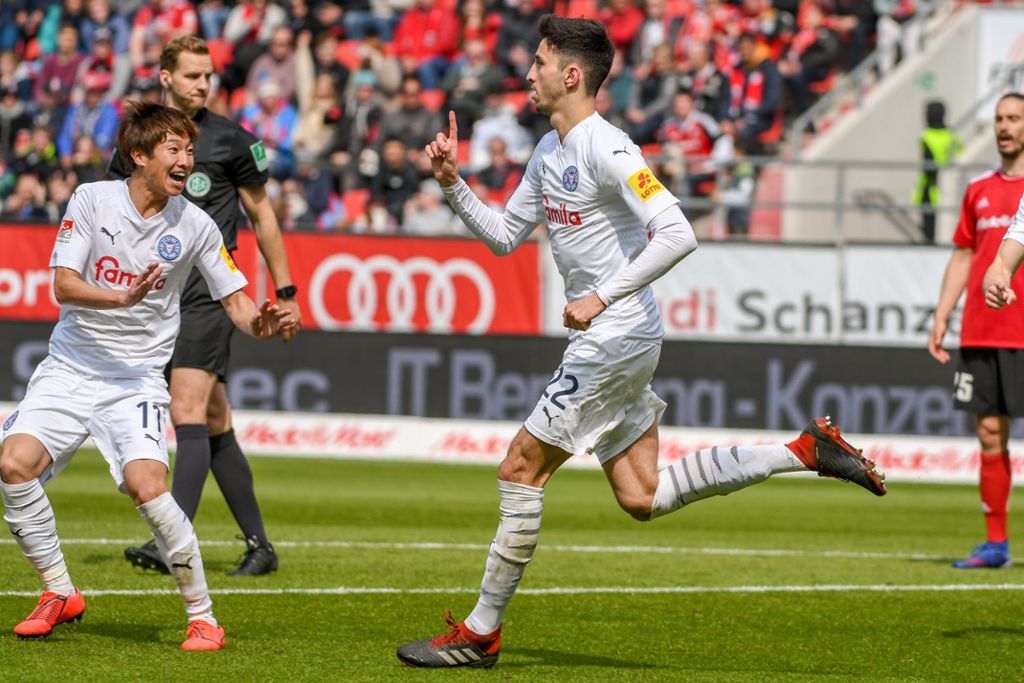 Der Mittelfeldspieler einigte sich mit dem VfB auf einen Vertrag bis 2023: VfB Stuttgart holt Karazor vom Tim-Walter-Club Holstein Kiel