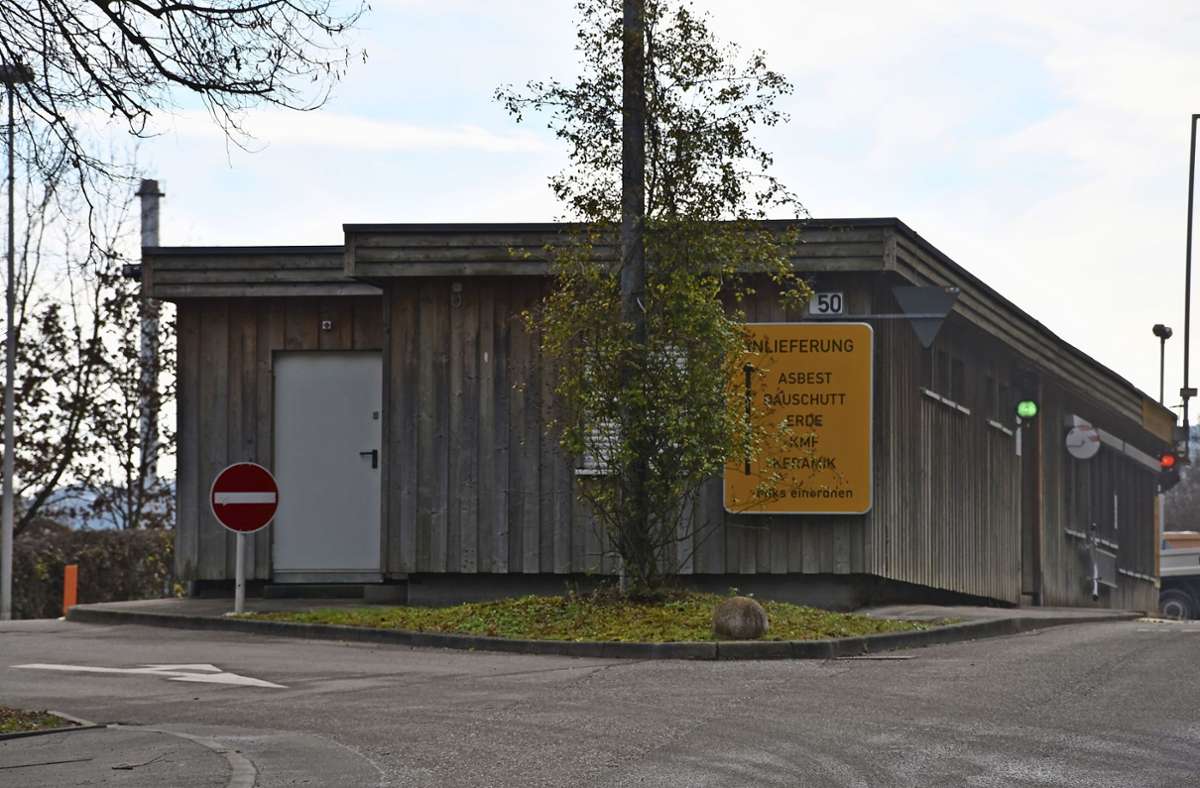 Das mehr als 40 Jahre alte Betriebsgebäude der Deponie Einöd aus Holz wird  abgerissen und durch einen Neubau ersetzt. Foto: /Mathias Kuhn