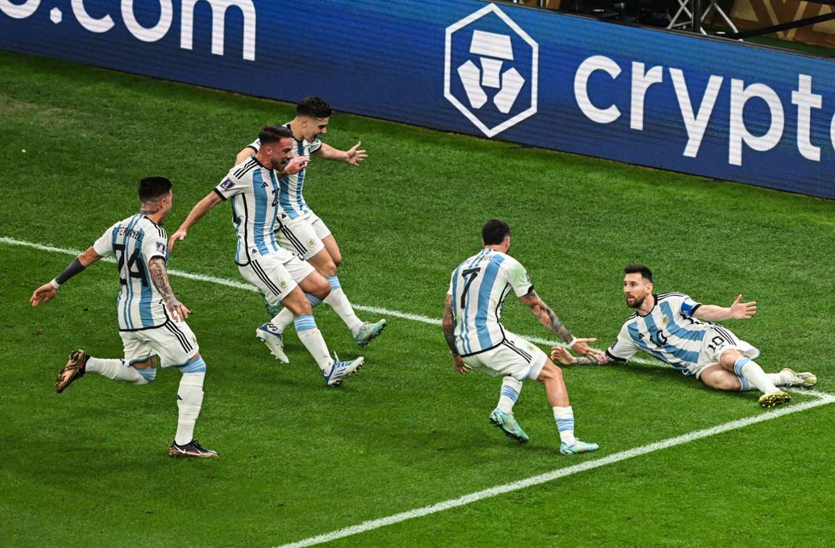 Lionel Messi (rechts) gewinnt mit Argentinien das WM-Endspiel gegen Frankreich.