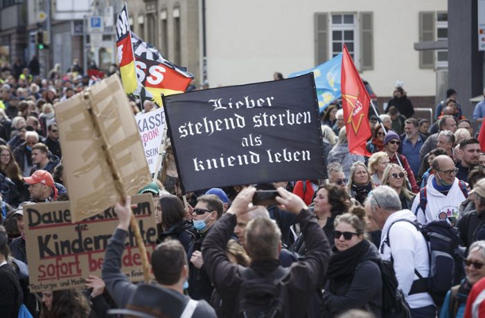 Querdenken-Demo in Stuttgart: Tausende protestieren gegen Corona-Regeln