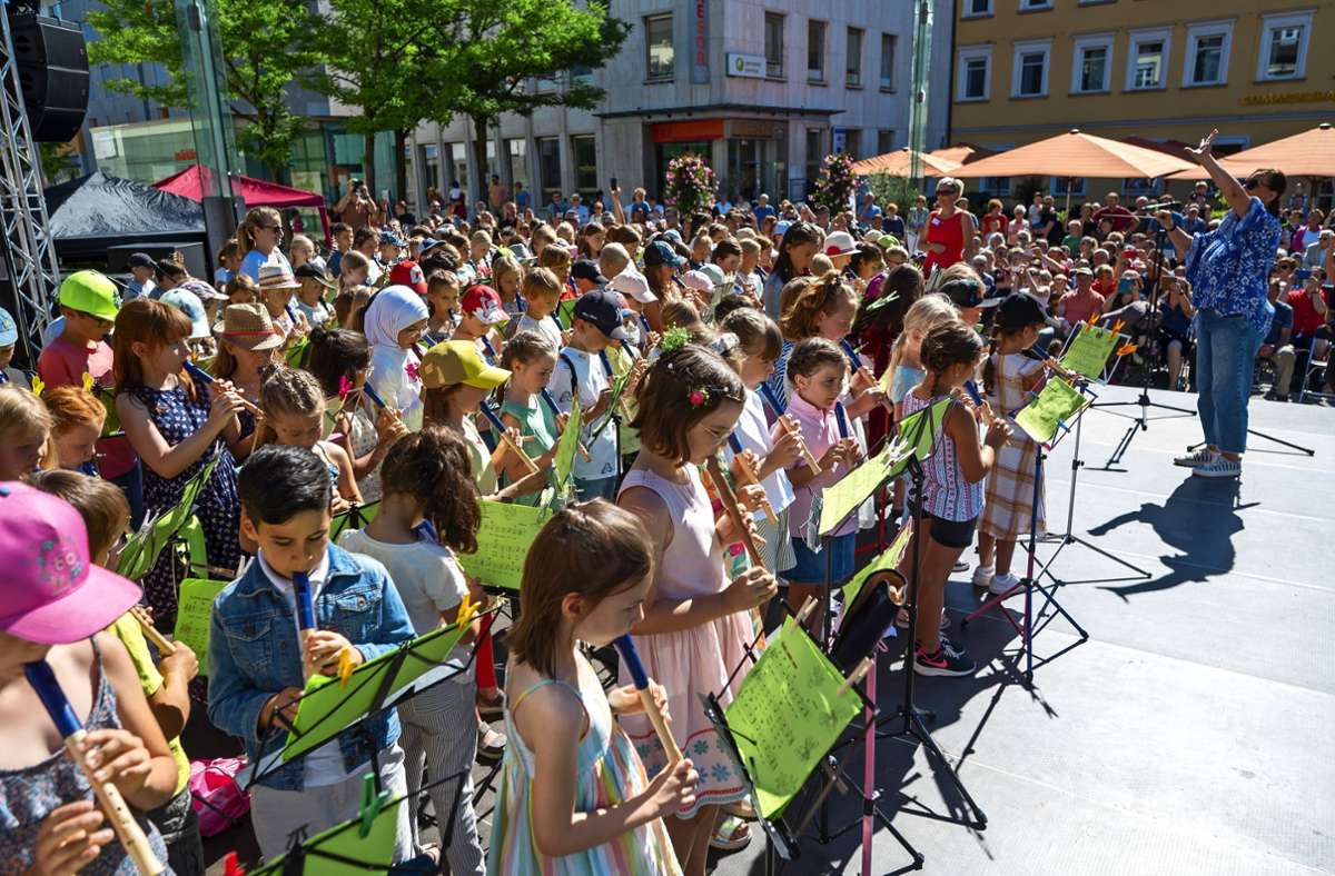 Auf die Flöte, fertig, los: Das Große Blockflötenorchester eröffnet auf dem Göppinger Marktplatz das Landes-Musik-Festival. Foto: Giacinto Carlucci