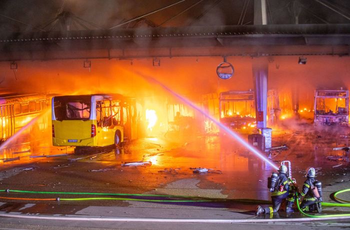 Großbrand in Stuttgarter Busdepot: Ausgebrannter Bus geborgen