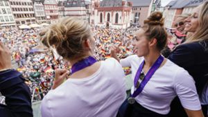 Stolze DFB-Frauen werden in Frankfurt gefeiert