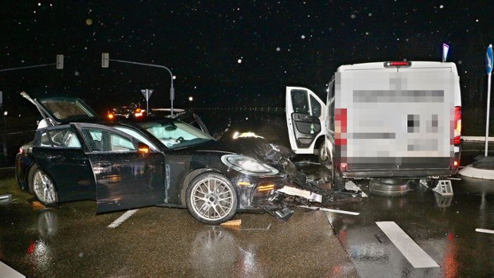 Unfall mit Hybrid-Porsche: Drei Verletzte und 230.000 Euro Schaden
