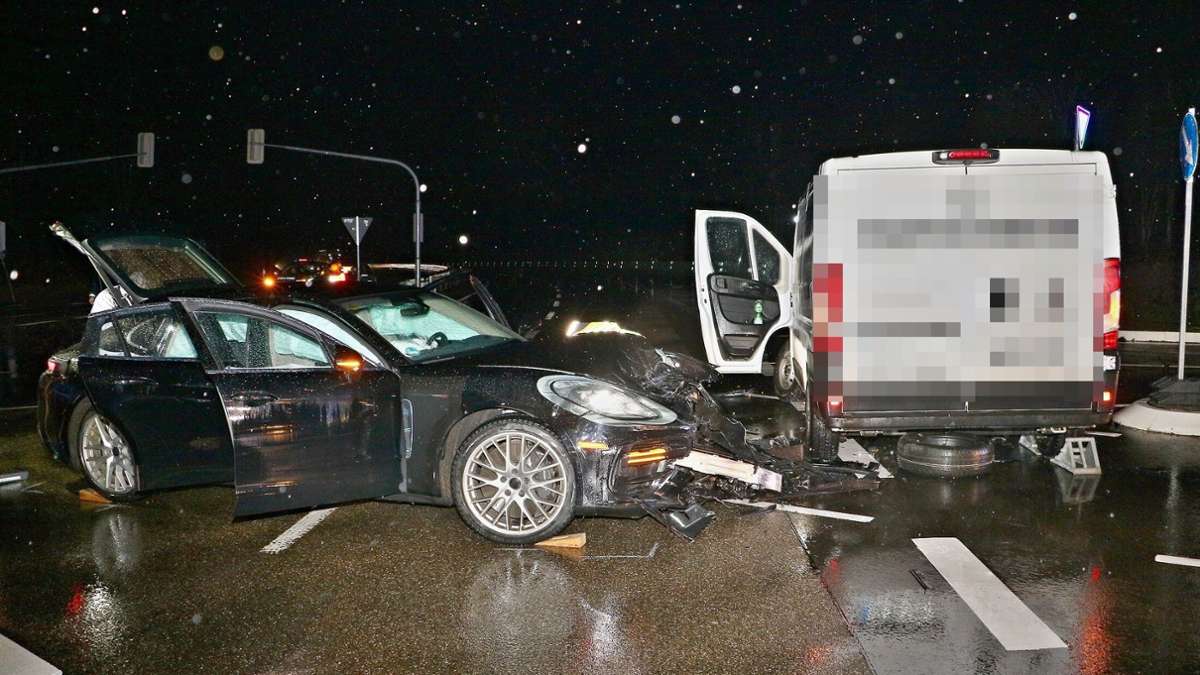 B27 bei Bietigheim-Bissingen: Unfall mit Hybrid-Porsche: Drei Verletzte und 230.000 Euro Schaden