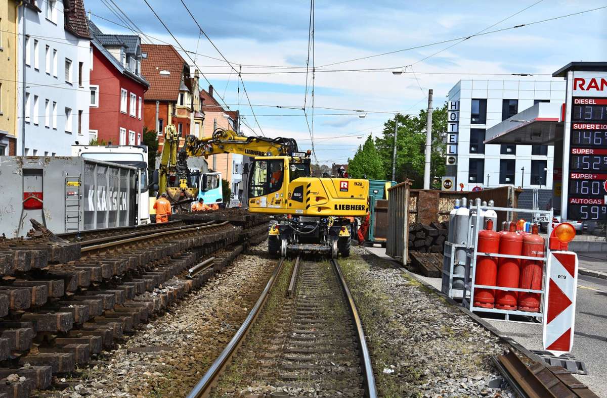 Zu Beginn der Gleisbauarbeiten mussten zunächst die alten Schienen in der Hedelfinger Straße ausgebaut werden. Die Trasse soll begrünt werden.